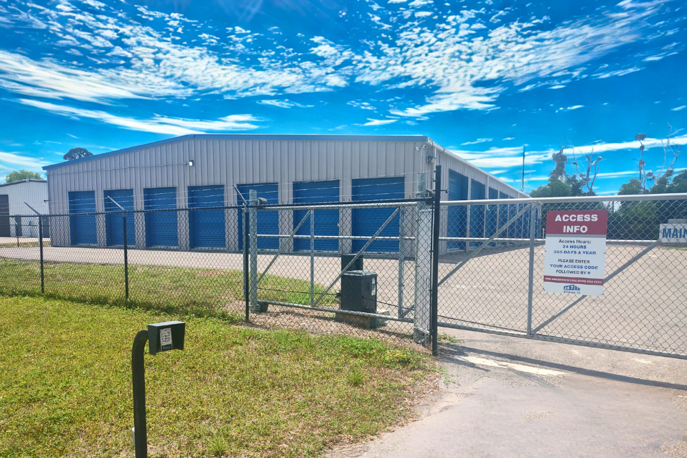 Self storage in 33956 Florida with drive-up options